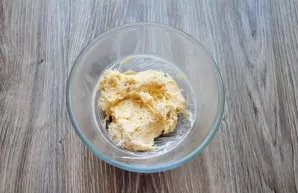 Add mayonnaise, leaving a little to decorate the egg hats, salt and mix.