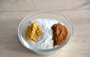 Pour rice flour with dry spices in a separate container and mix.