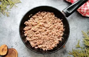 Add mince to the fried onions, salt, add pepper and, stirring, fry for 10-15 minutes. Transfer to a plate.