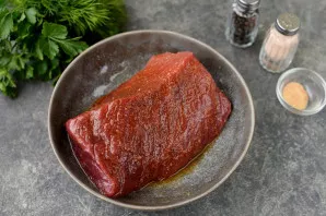 Rub the beef with spices and oil on all sides and leave to absorb the aromas. Let it stand for 30 minutes.