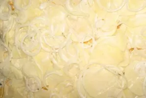 And we repeat the layers again: potatoes, onions and cheese.