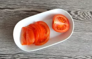 Cut the tomato into thin slices.