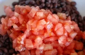 Mix the tomatoes and beans in a salad bowl.
