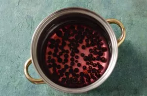 Boil water in a saucepan, add sugar, cook until sugar is completely dissolved. Shake the currants and cook for another 5 minutes.