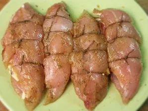 Heat a little vegetable oil in a pan and put the turkey there. Fry over high heat on all sides until golden brown.