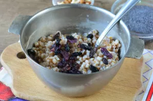 Add the washed raisins to the porridge.