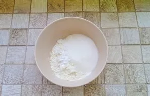 In a separate bowl, add the flour, sugar, and baking powder and mix the dry ingredients.