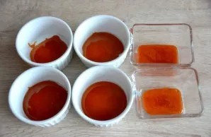 Pour caramel into molds. After bottling the caramel, do not wash the pot, use the same further.