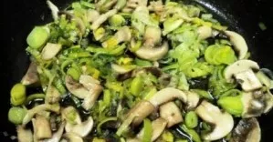 Heat the pan with vegetable oil and fry the mushrooms and leeks until half cooked. Add a little salt.
