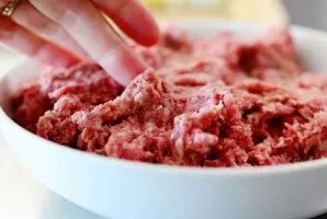 Salt the minced meat and sprinkle with pepper, season with sauce and knead with your hands.