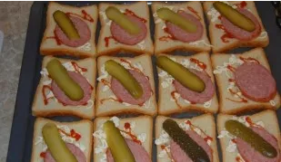 Place the sausage in the first layer, and the cucumber on top.