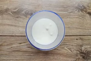 Pour kefir into a bowl with melon and honey, beat everything until smooth and serve immediately.