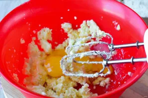 Beat the eggs and continue beating the dough.