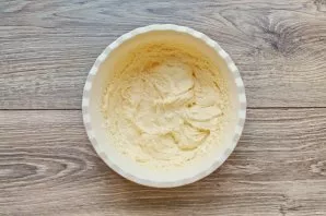 We beat the second egg and beat it again until fluffy.