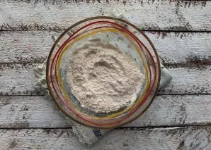 Little by little, add the sifted flour with baking powder and stir the dough.