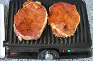 Preheat the electric grill. If desired, the sides of the barbecue can be anointed with vegetable oil. Put the steaks on the grill, press ...