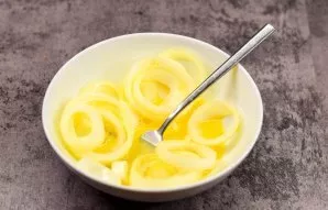 In a separate bowl, mix the egg and two tablespoons of water, beat a little and put the onion rings here.