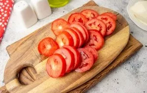 Heat olive oil in a pan, add garlic and oregano, fry for 30 seconds.