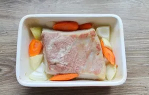 Pour water, it should only cover the skin, not reach the meat. Place in a hot oven and bake at 160 degrees for 30 minutes.