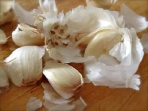 Peel and chop the garlic. Put in the pan in which the meat was fried.