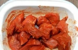 And in the resulting marinade, carefully roll up all the pieces of meat. Marinate the meat for at least 1 hour