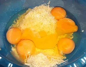Break the eggs into a deep bowl and add the cheese. Beat everything well until smooth. Depending on the amount of meat, it may take from ...