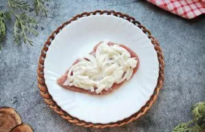 Mix onions with mayonnaise and spread on pieces of pork.