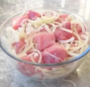 Mix the meat with onions.