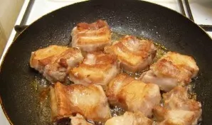 Fry the ribs in a pan over high heat until a delicious crust forms on both sides. Put them in a saucepan with a thick bottom.