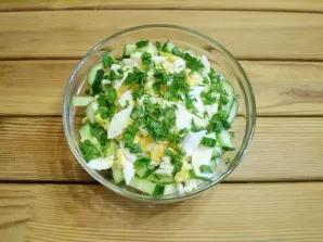 In a salad bowl, mix cucumbers, eggs, chopped fresh herbs and salt.