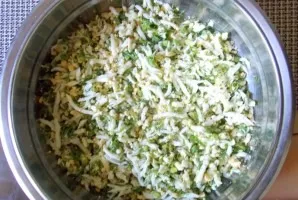Mix grated eggs and greens.