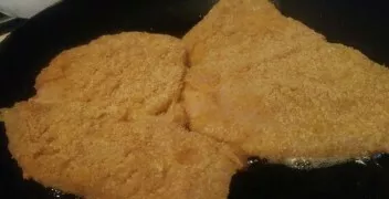 Put the carbonades in a pan with hot oil. Cook over medium heat on one side.