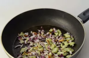 Cut the onion into cubes, celery into thin slices. Put in a pan, fry until tender.