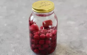 Fill the jar with boiling water, cover with a lid. Leave it for 5-7 minutes.