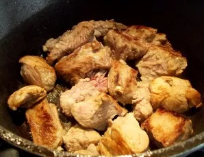 When the meat has an appetizing crust, you can put carrots in the pan.