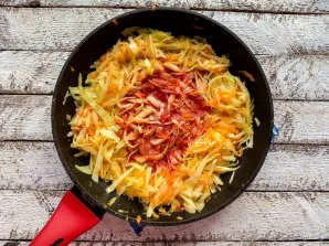 Pour tomato juice and stew vegetables for 8-10 minutes.