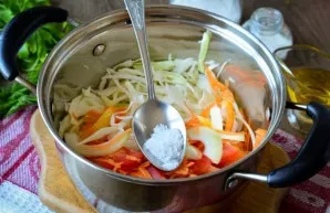 Put the vegetables in a saucepan, add sugar, salt and pour oil. Put on a slow fire for 20 minutes.