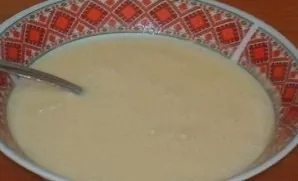 Now prepare the dough. Mix the remaining eggs with mayonnaise and flour.