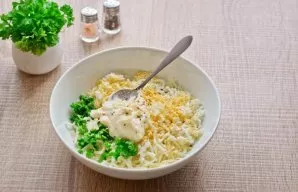 Season the cheese and eggs with mayonnaise, squeeze a clove of garlic, season with a pinch of salt and ground pepper to taste.