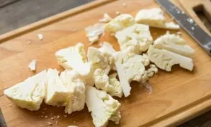 Divide the cauliflower into inflorescences and cut into pieces.