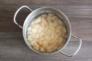 After boiling, pears can release a lot of fluid. If the juice is above the level of the slices, it is better to drain them. Let the pears...