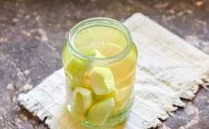 Pour the pears with boiling water. Cover the jar with a lid and leave for 10 minutes.