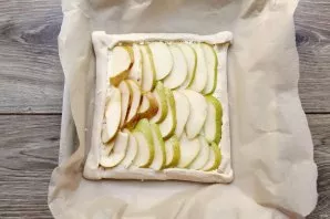 Remove the core from the pears and cut into thin slices. Spread them on top of the cottage cheese.