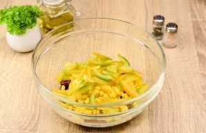 Peel the sweet peppers and remove the films, wash and cut into strips. Add bell pepper to the salad.