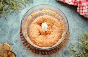 Salt, pepper and crush everything until smooth.