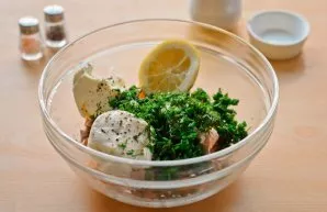 Wash the dill and onion letters and chop finely. Add herbs to all ingredients. Squeeze the lemon juice. Add a little ground pepper.