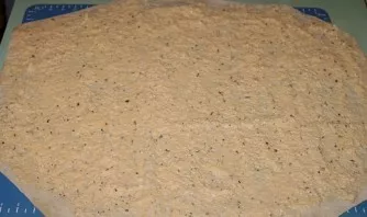 Put the lavash on the table, brush with cheese filling, evenly distributing it over the surface.