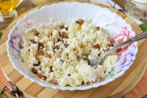 Add the washed and drained raisins, stir the filling.