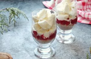 Cut the ice cream into pieces, add to cookies with strawberries, decorate and serve immediately.