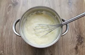 Boil the cream until thickened. Remove the cream from the heat, put the film on the surface and set aside to cool. The cream should be at...